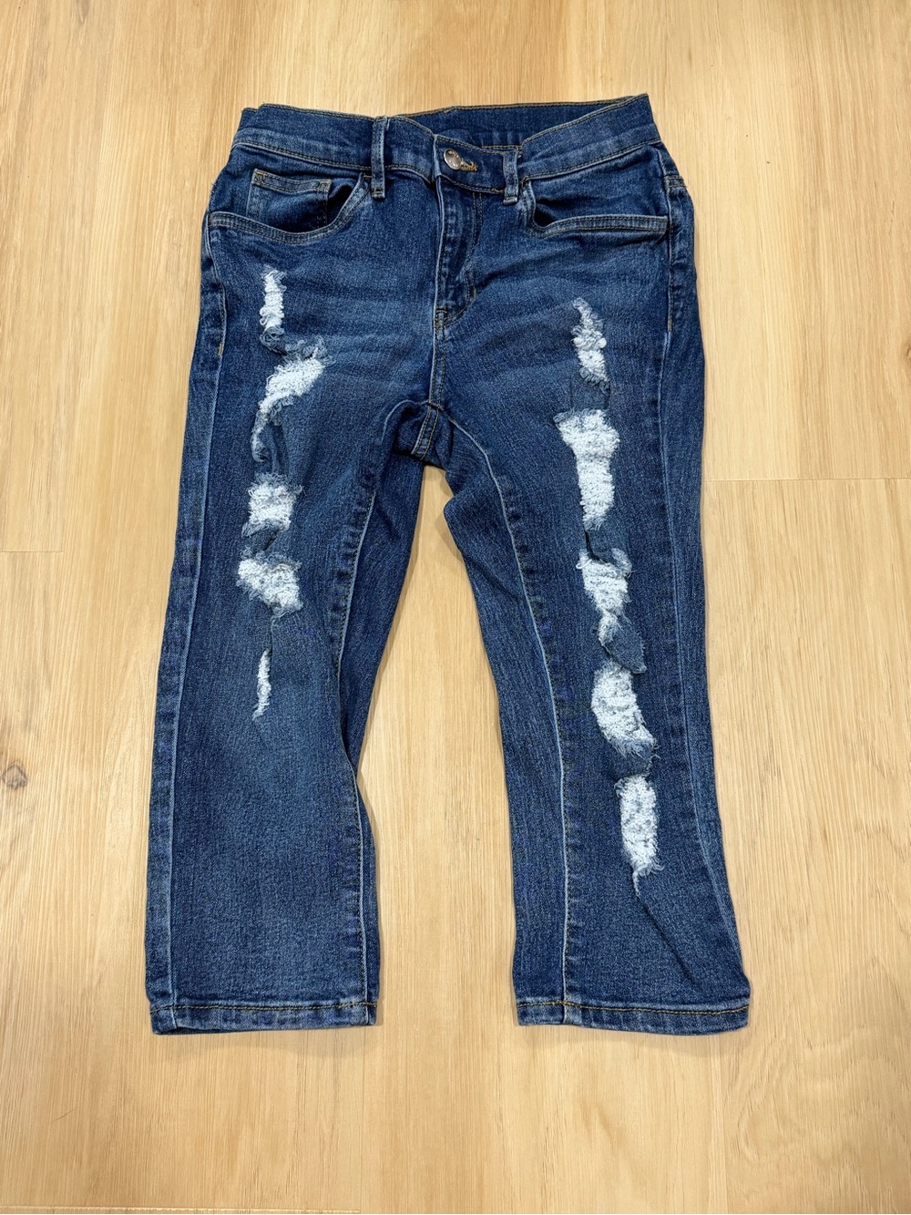 Women’s Venus Size 2 Distressed Dark Blue Capri Jeans